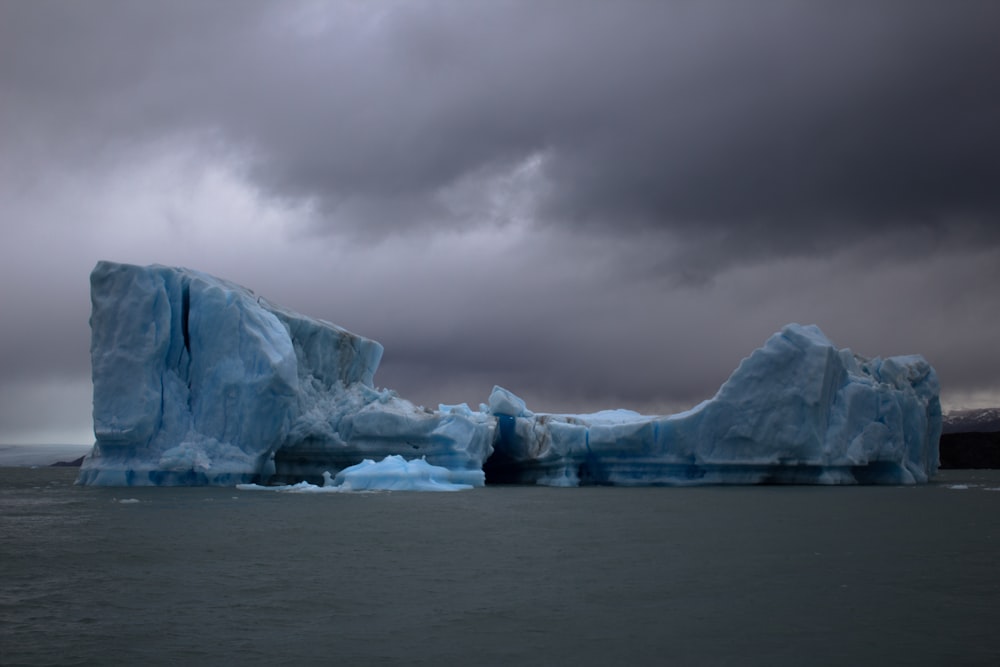 Iceberg en el cuerpo de agua