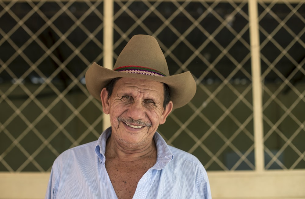 uomo che indossa un cappello da cowboy marrone