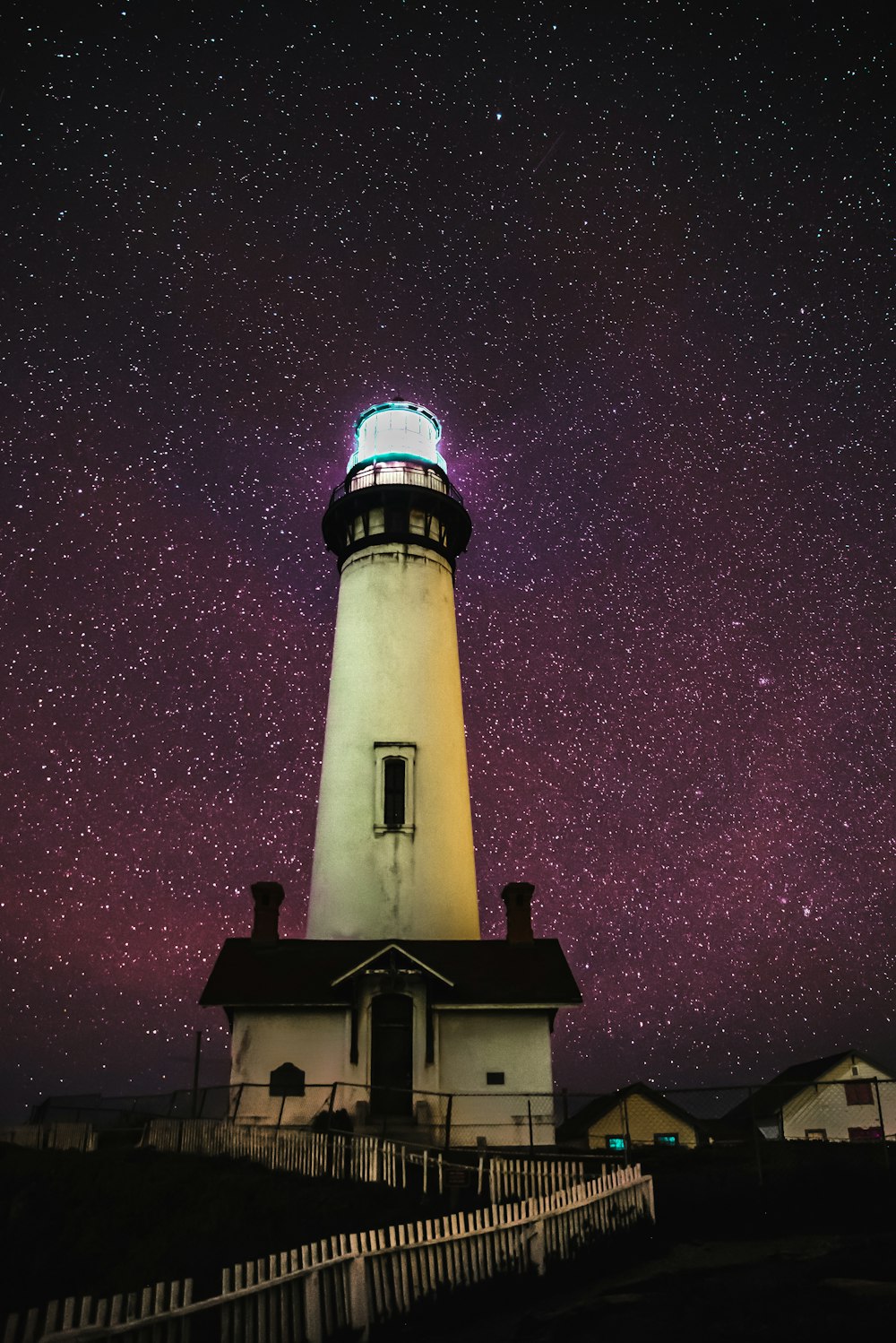 Weißer Leuchtturm unter Sternennacht