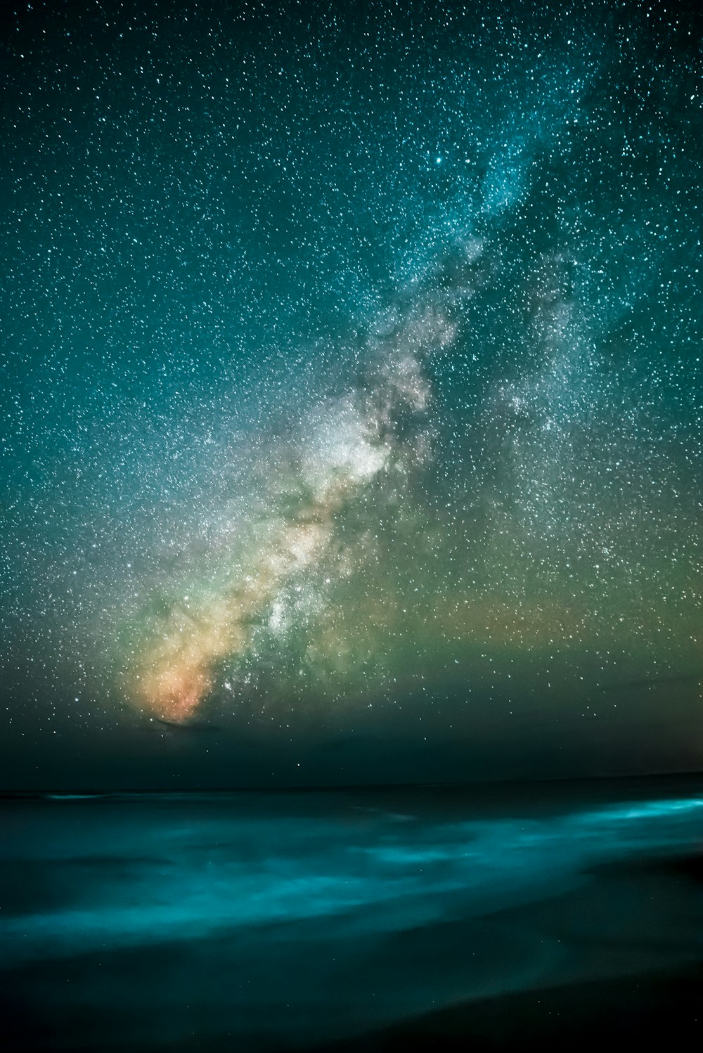 estrelas com vista para o corpo de água durante a noite