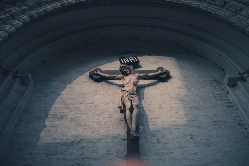 Crucifixo de Inri durante o dia