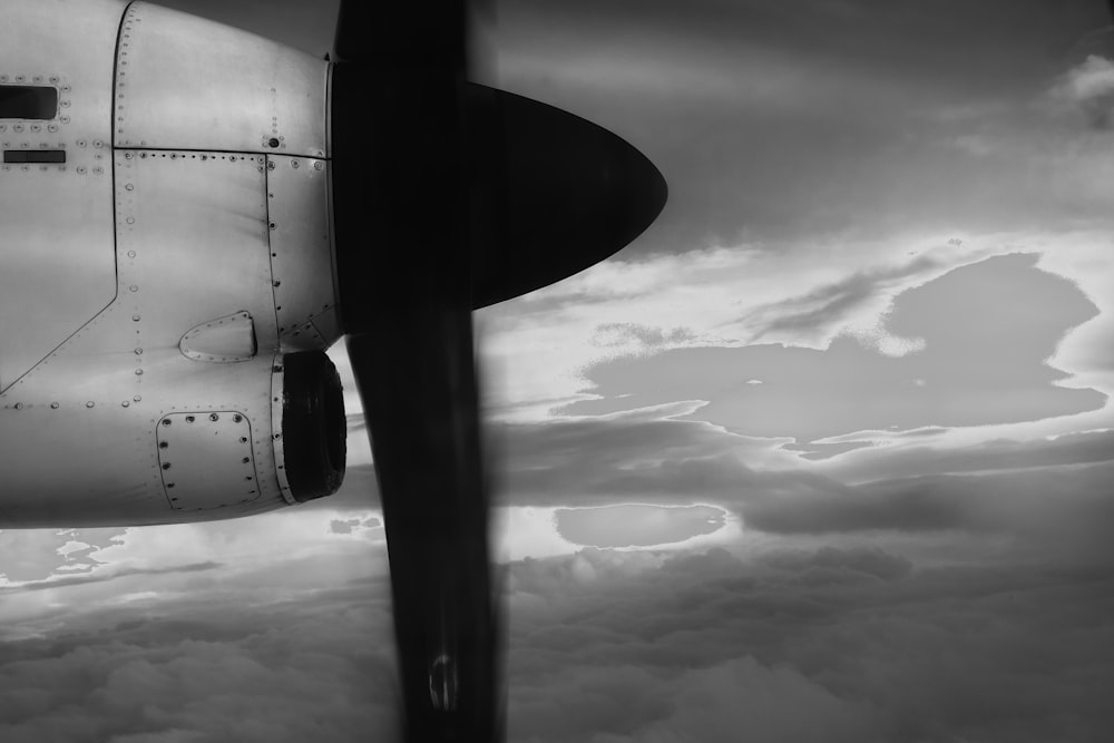 foto em tons de cinza da hélice do avião