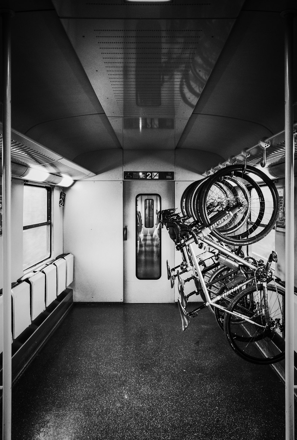 Photo en niveaux de gris de vélos sur porte-bagages
