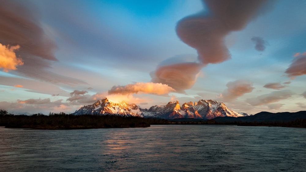 Fotografia di silhouette di specchio d'acqua vicino alle montagne dell'Alpe