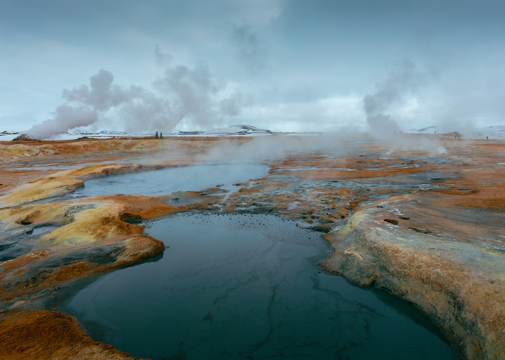 plan d’eau entre les deux de pierre