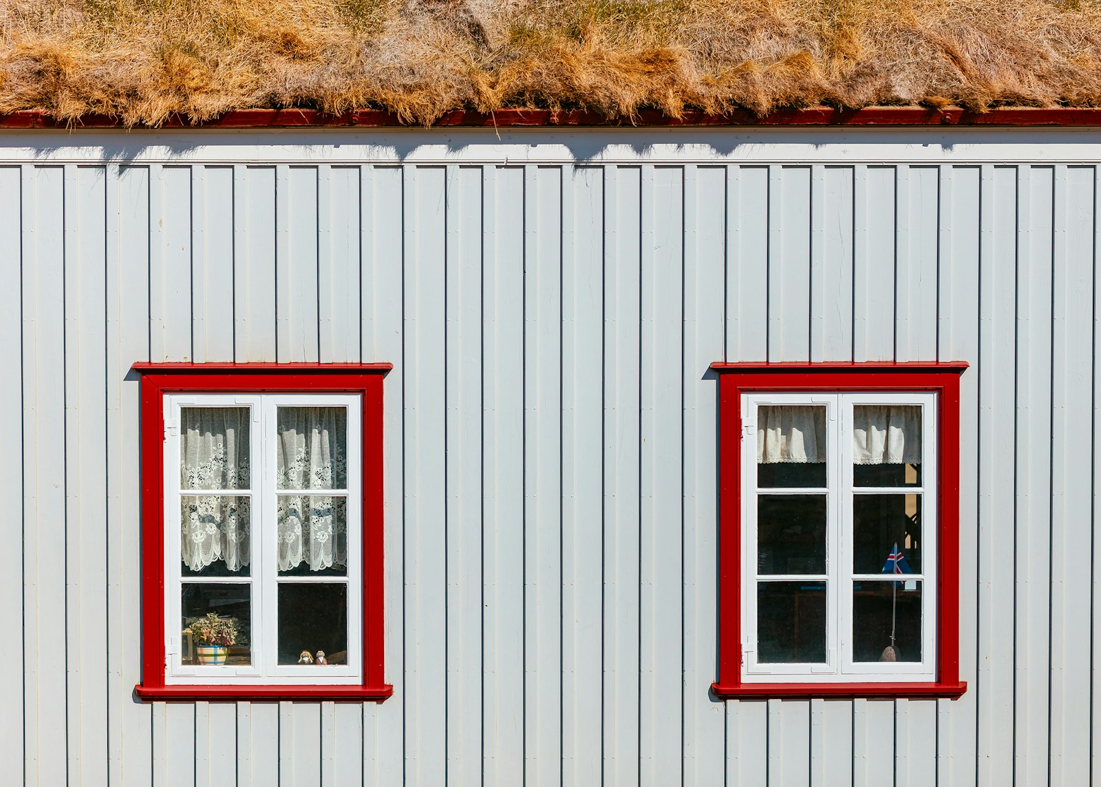 Canon EOS 5DS R + Canon EF 100mm F2.8L Macro IS USM sample photo. Two white wooden window photography