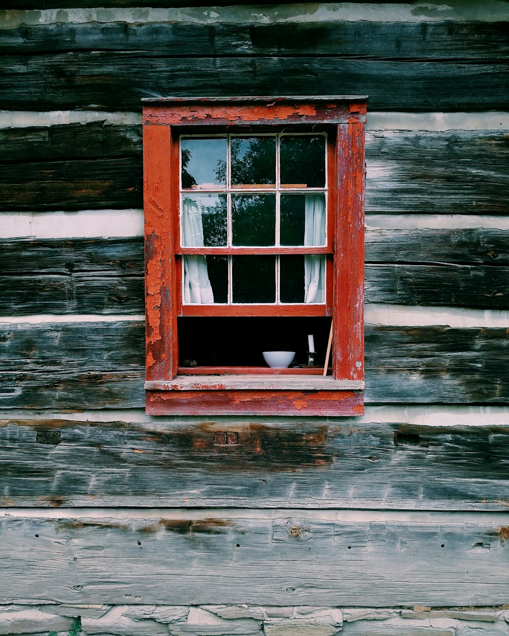 roter Fensterrahmen aus Holz