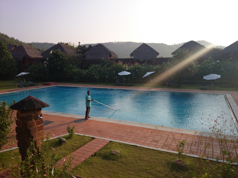 Agent / Agente d'entretien des piscines