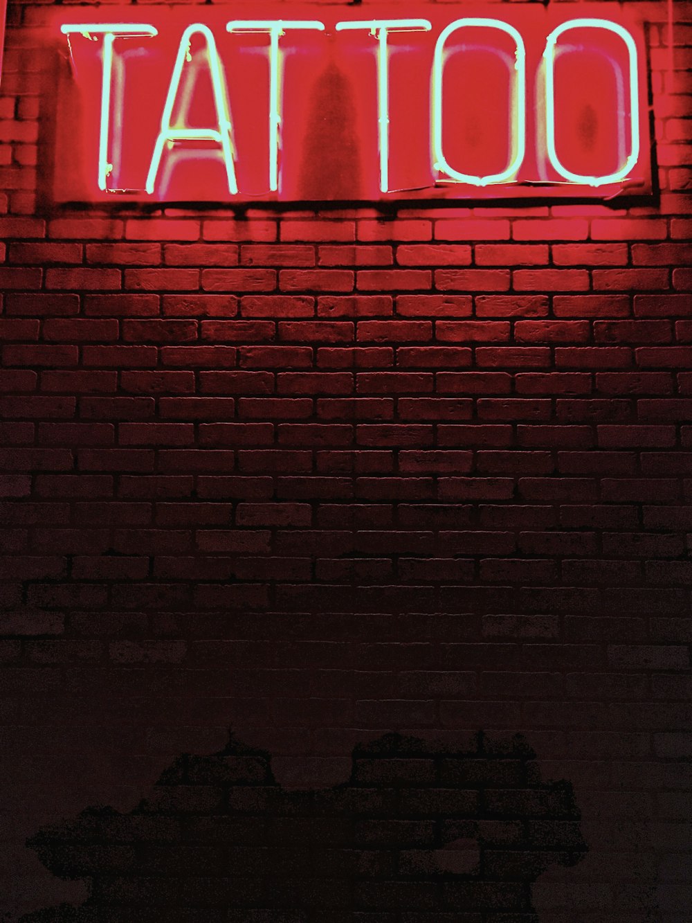 segnaletica luminosa al neon del tatuaggio rosso