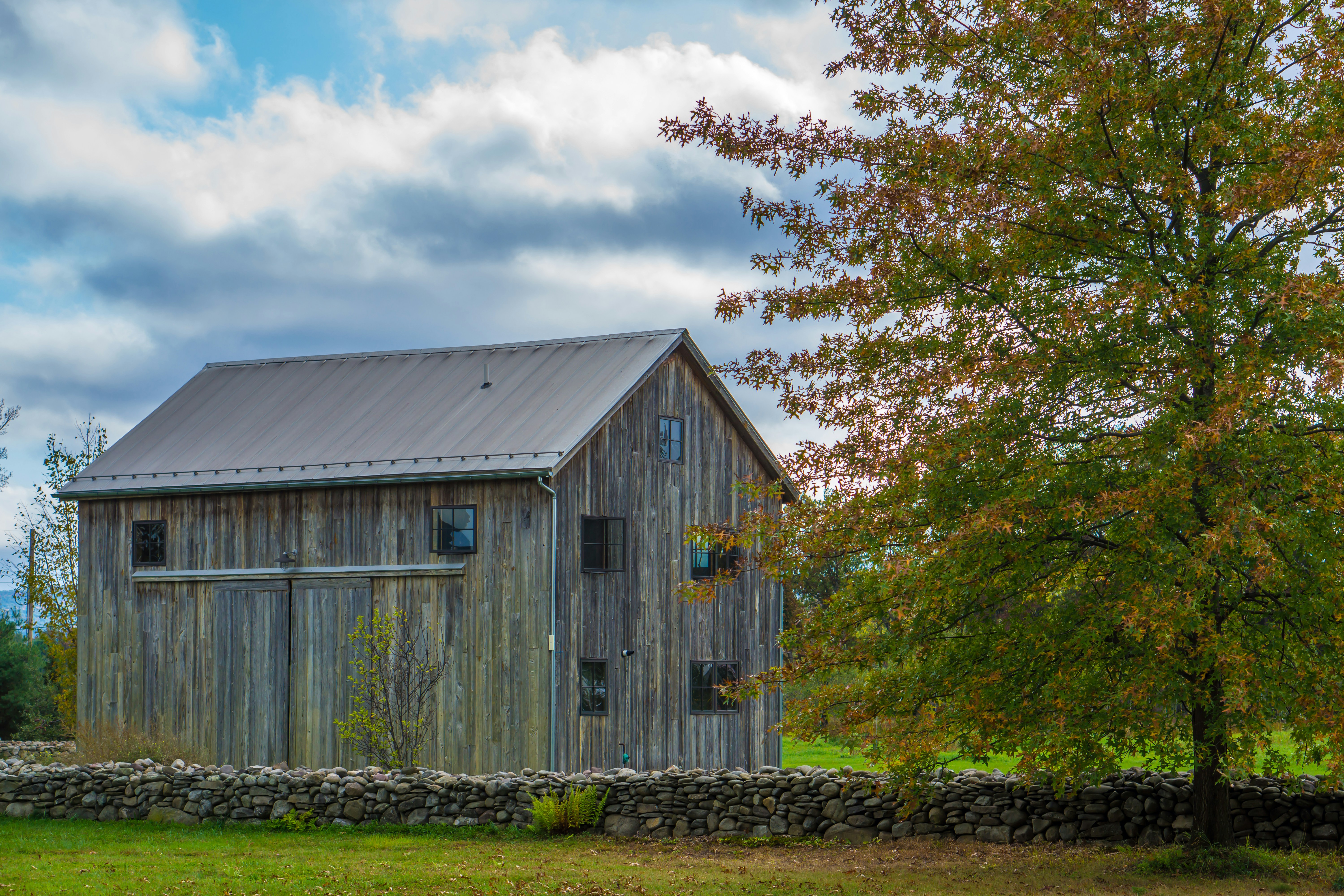 Хозблок на участке. Деревенский сад. Сарай с сеновалом. Сарай для травы. Сарай для травы.