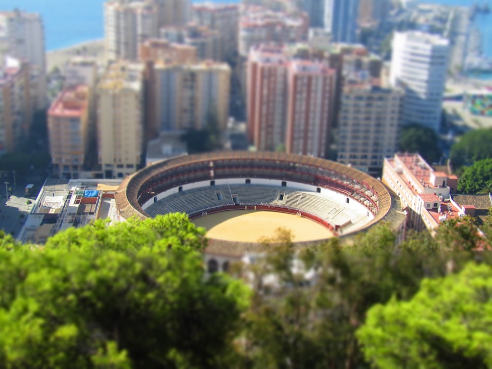 Foto aus der Vogelperspektive des Stadions und des Wolkenkratzers