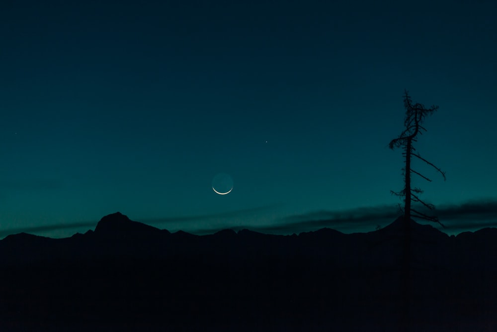 Silhouettenfoto des Berges während Nighttome