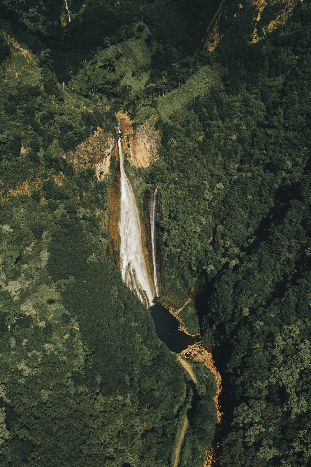 Fotografía de vista aérea de las cataratas de montaña