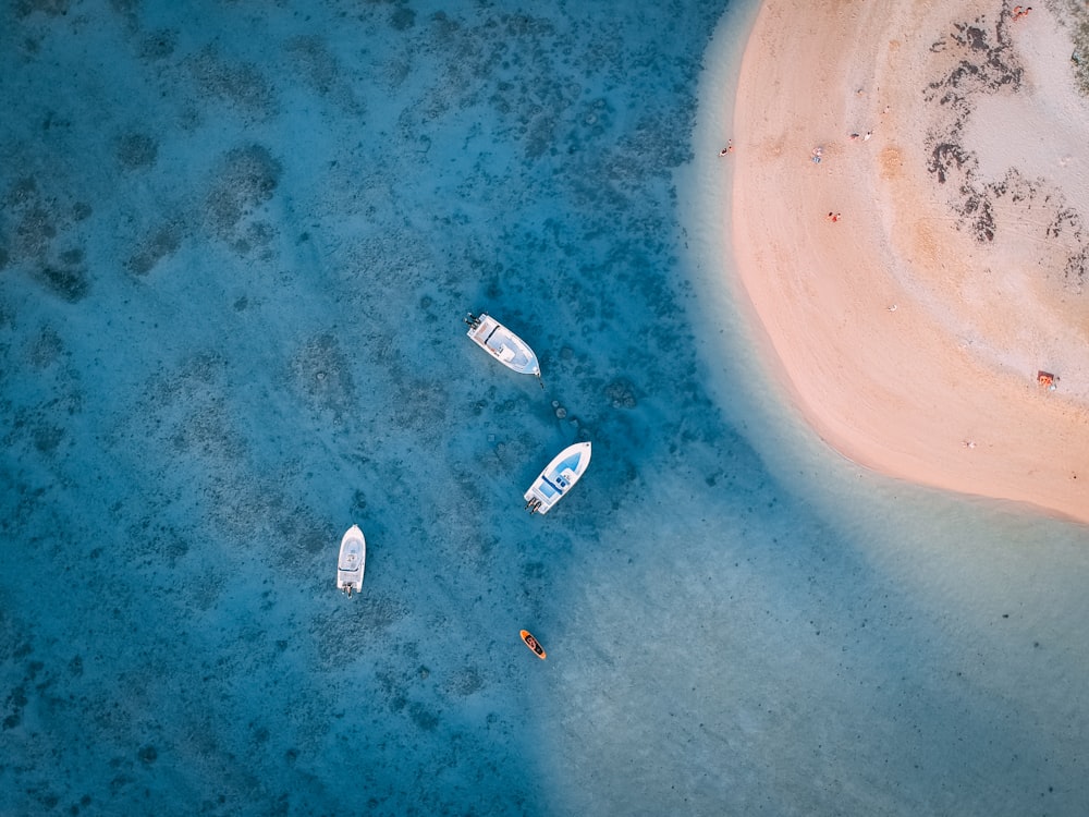 Fotografía aérea de barcos atracados cerca de la isla