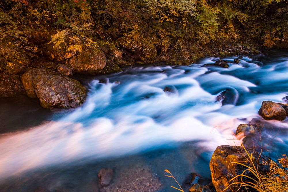 cuerpo de agua entre piedras