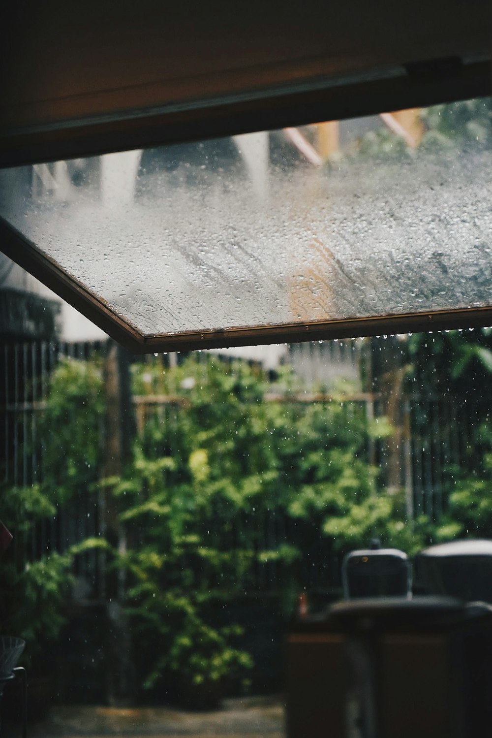 窓ガラスに雨粒が落ちる