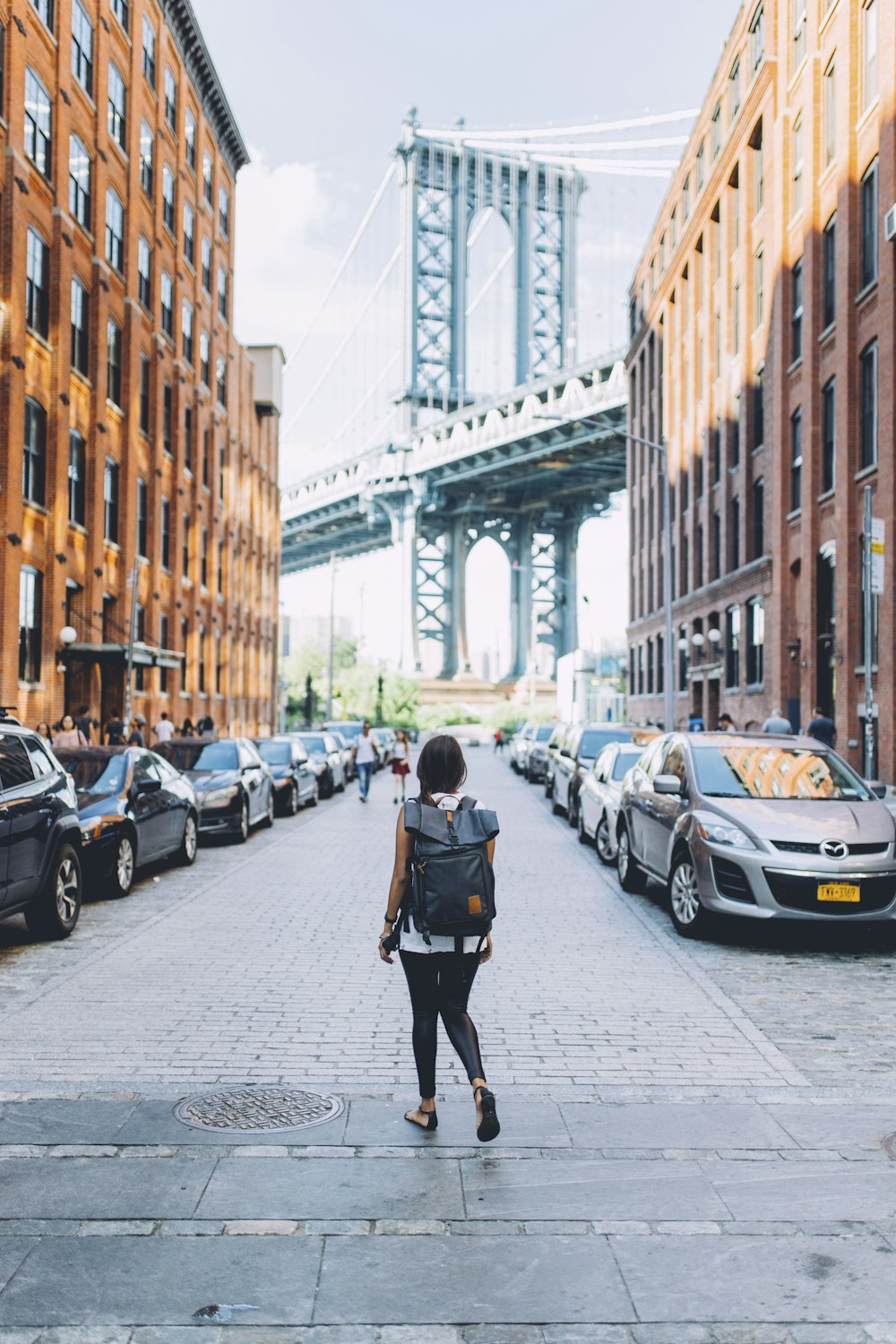 Frau, die auf einem Blick auf die Brücke geht