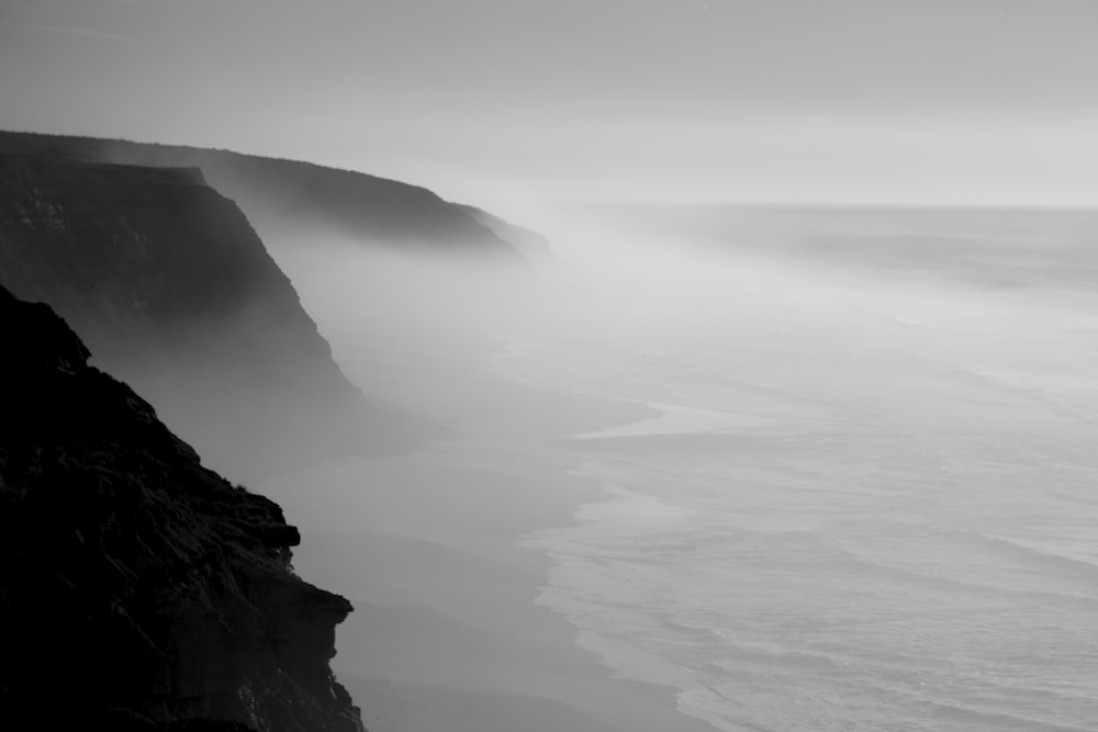 Photographie aérienne de falaise rocheuse et d’océan