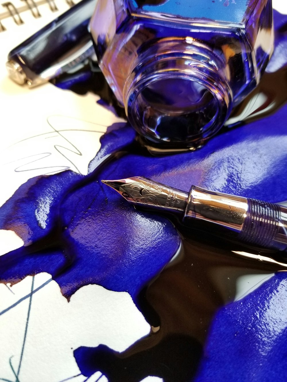 Foto de primer plano de tinta azul estropeada con pluma estilográfica