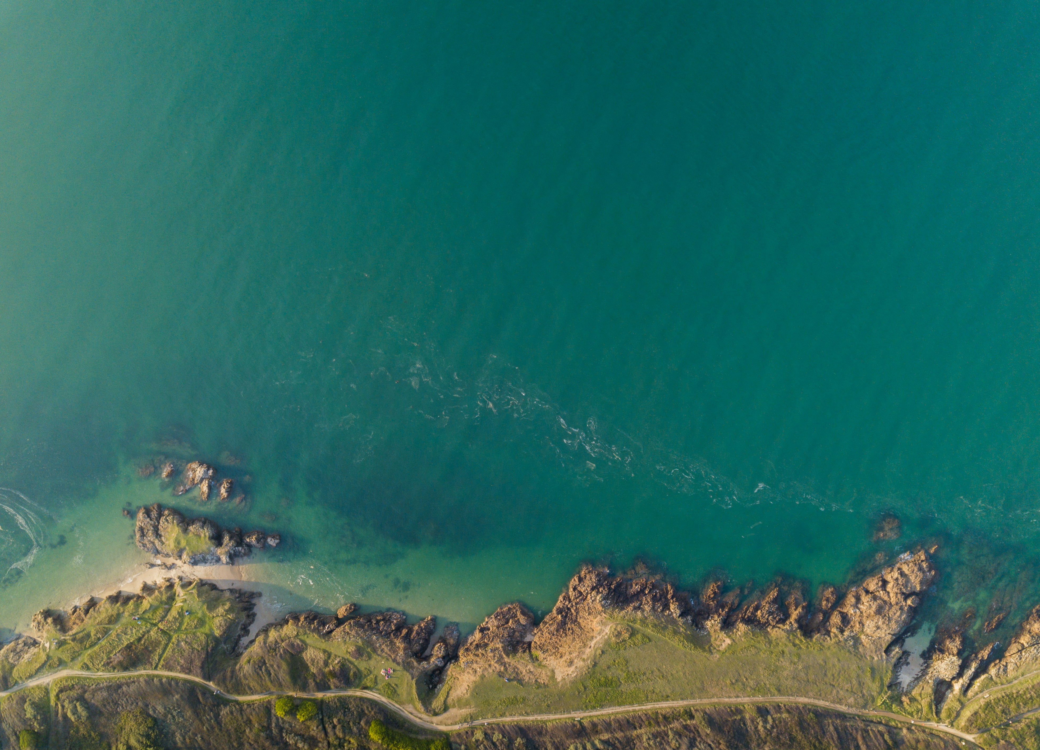 Hi, i’m Etienne, a french graphic designer. Itook this pic in French Brittany, with the Dji Mavic, wend the wind desapear a few time. Let’s see all my work on my website : www.etiennelehuede.com See you soon !