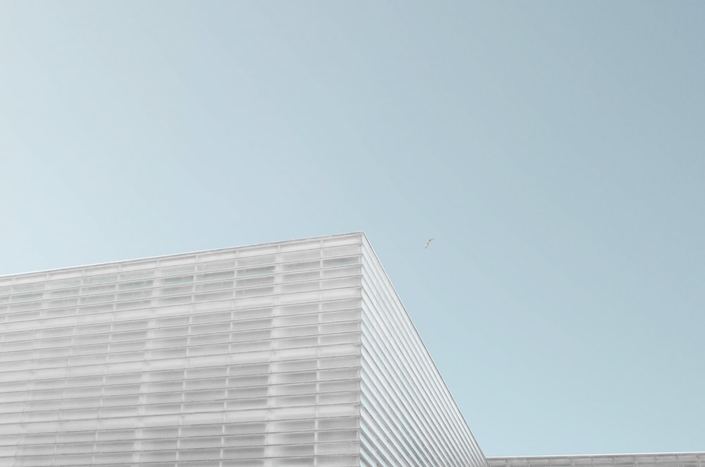 Edificio de hormigón gris bajo un cielo azul claro