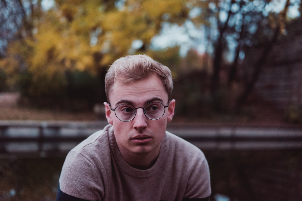 selective focus photo man in grey crew-neck t-shirt