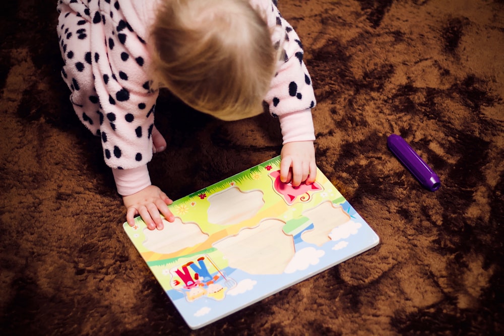 Puzzle de résolution d’enfant en bas âge sur le sol