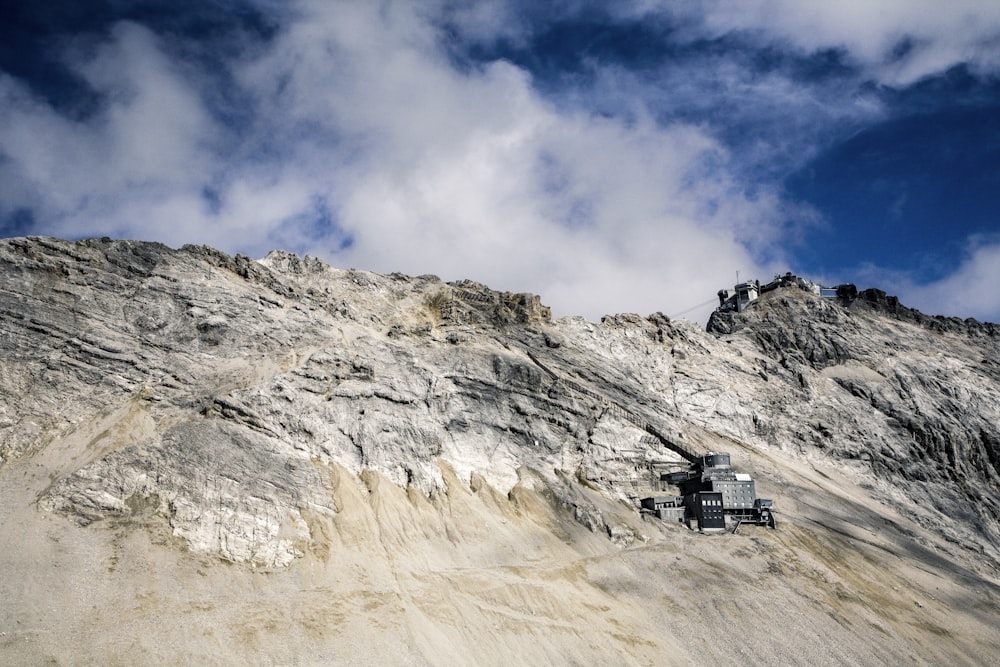 montagna con nuvole drammatiche