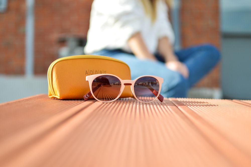 occhiali da sole accanto a una borsa