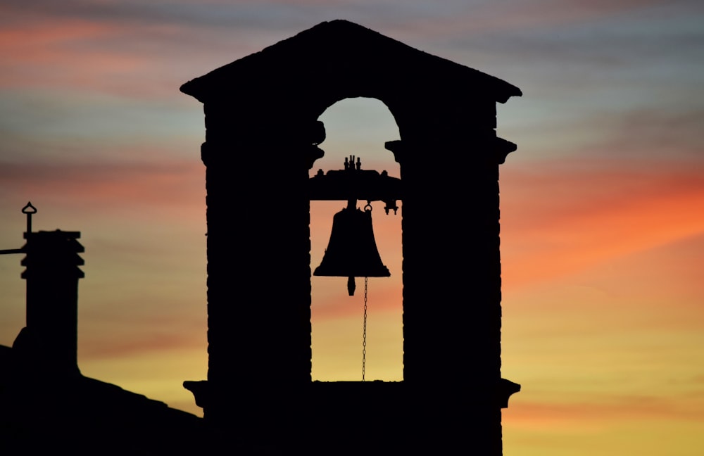 Silueta de la campana de la iglesia durante la puesta del sol