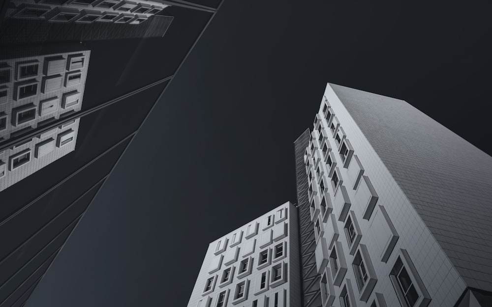 fotografia em tons de cinza de edifícios