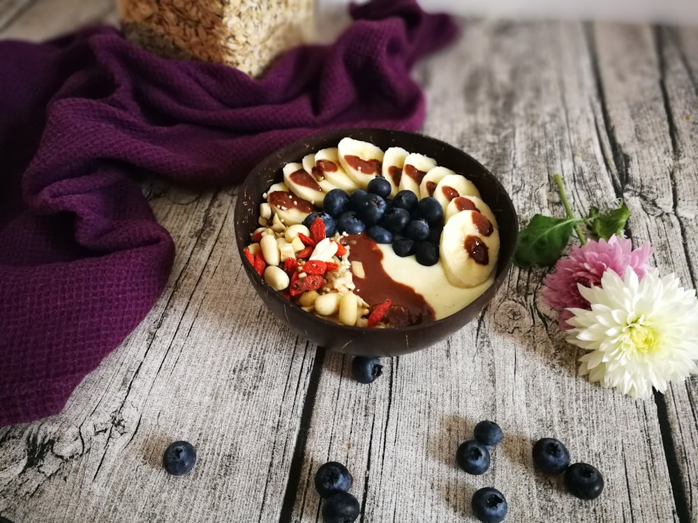 bleuets et noix avec sirop brun dans un bol brun