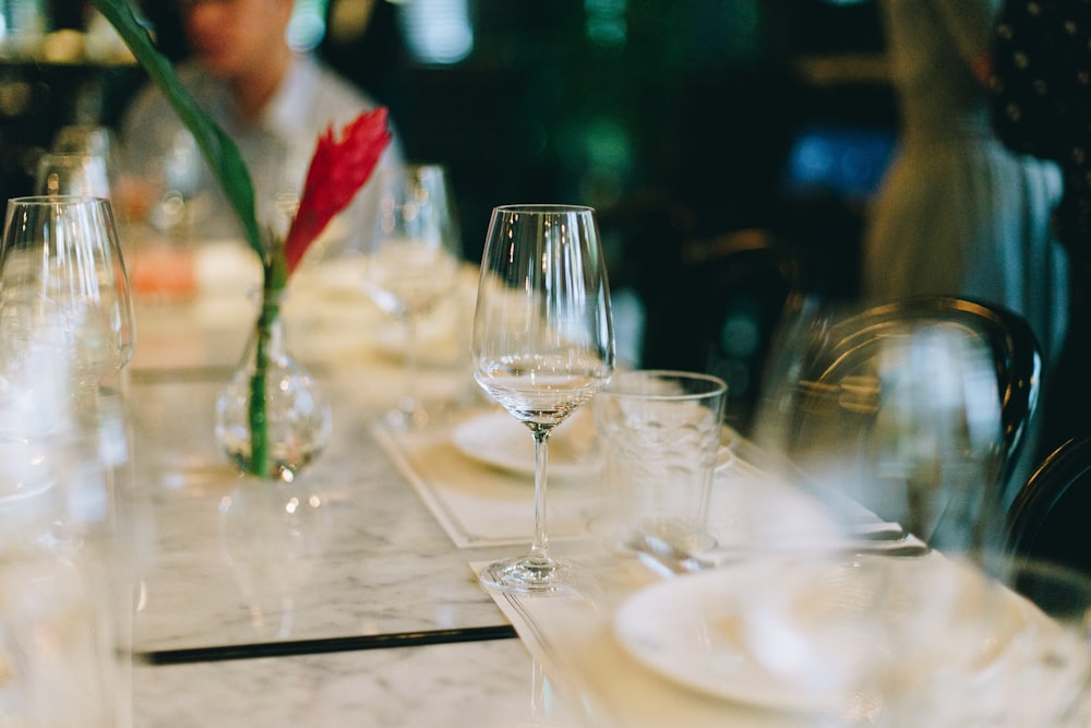 테이블 위의 와인 잔의 선택적 초점 사진