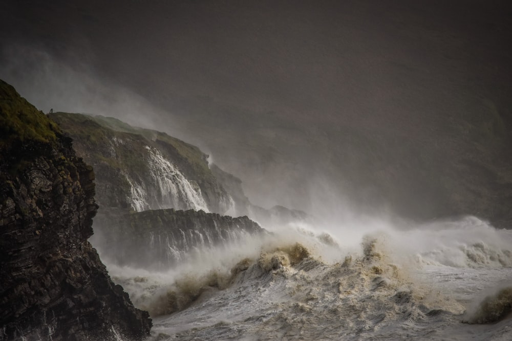 sea waves during nighttime