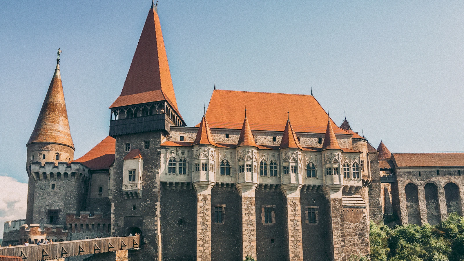 Cazare în Hunedoara: fațada Castelului Corvinilor cu acoperișurile roșii