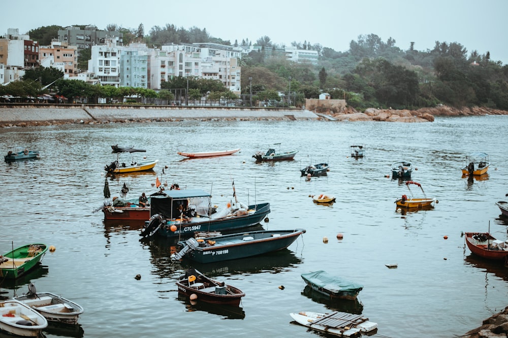 barcos no corpo de água durante o dia