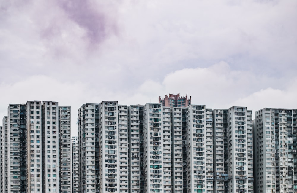 Foto a vista de pájaro de un edificio blanco de gran altura