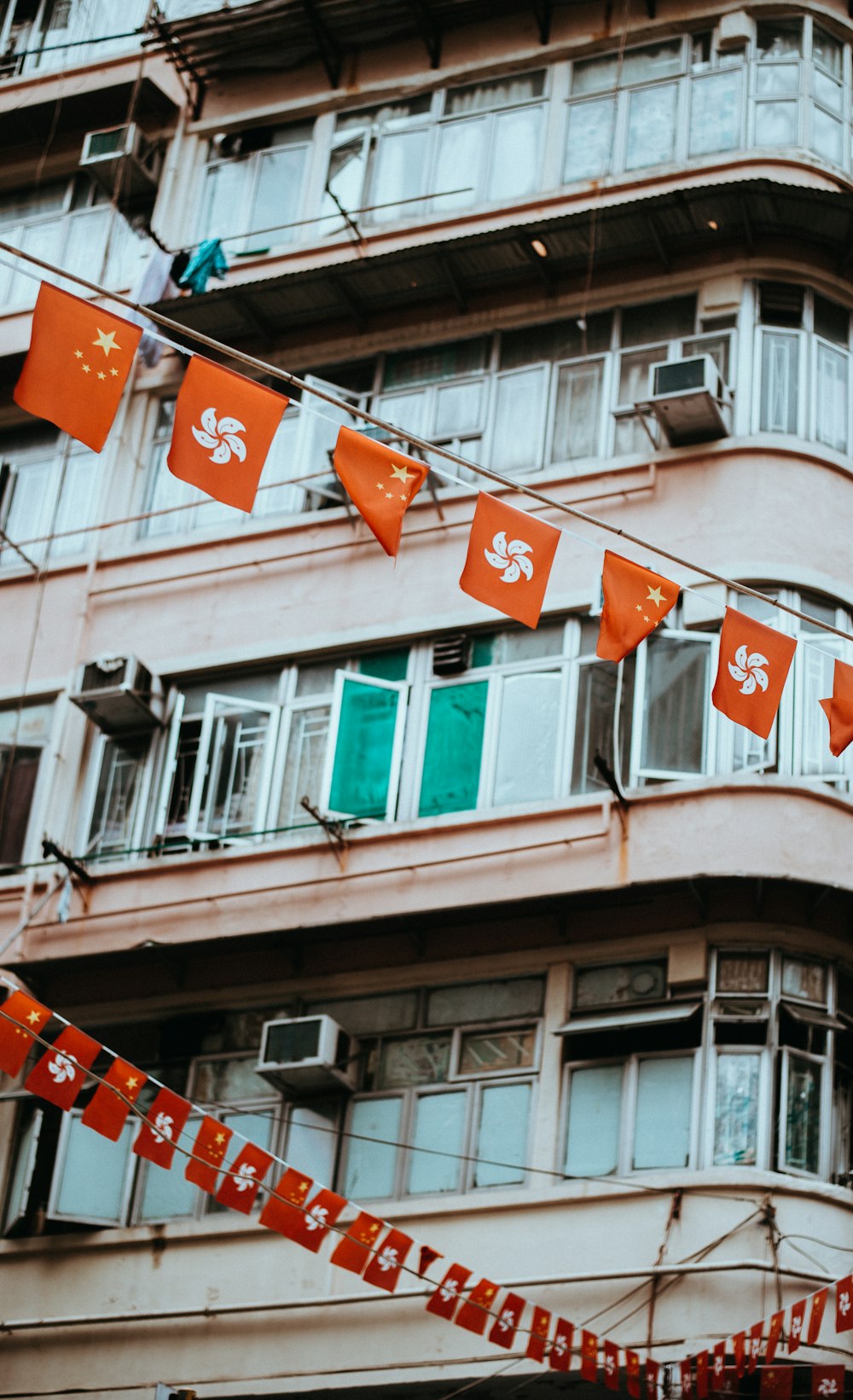 foto ravvicinata di bandiere arancioni