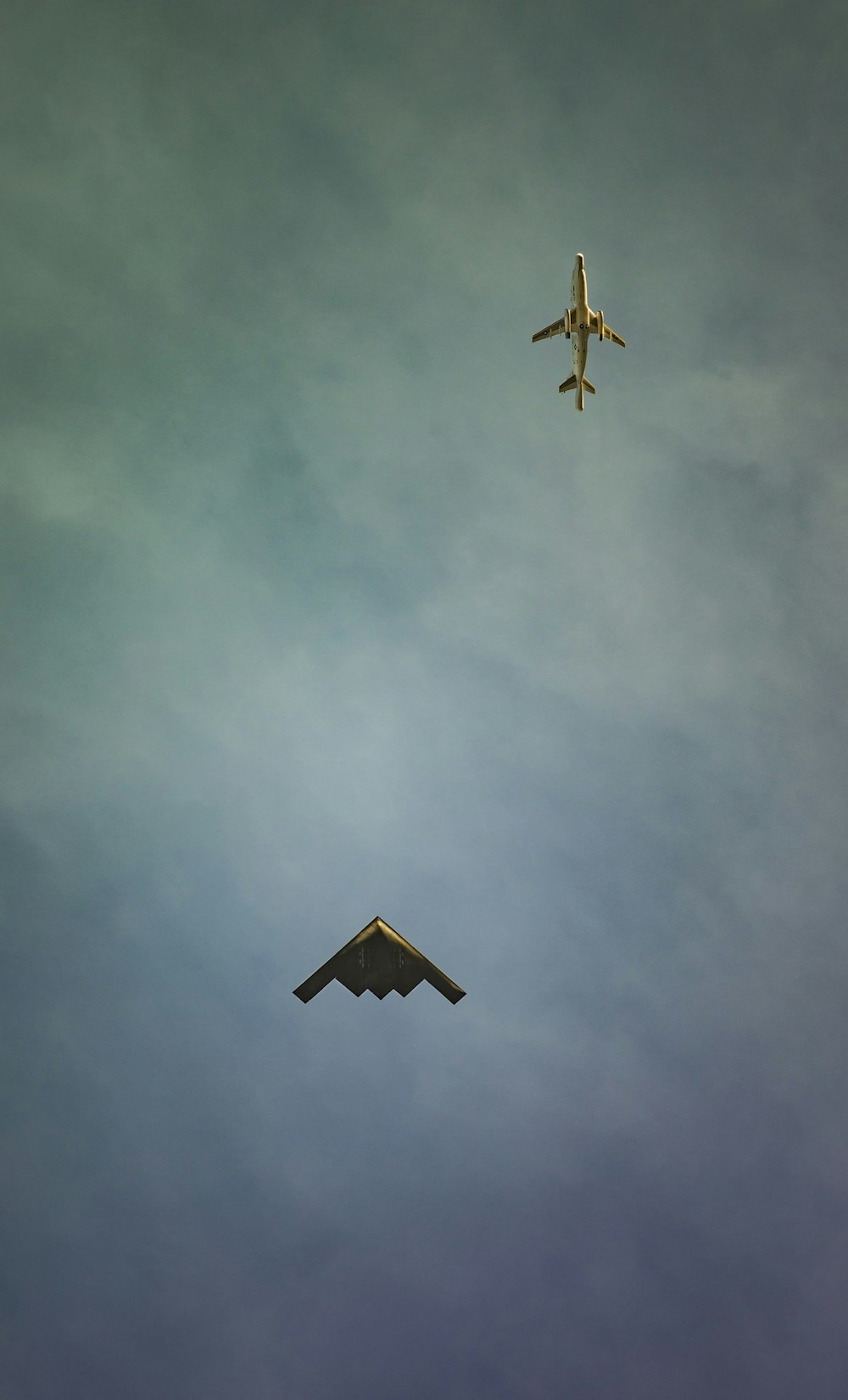 Deux avions de chasse dans les airs
