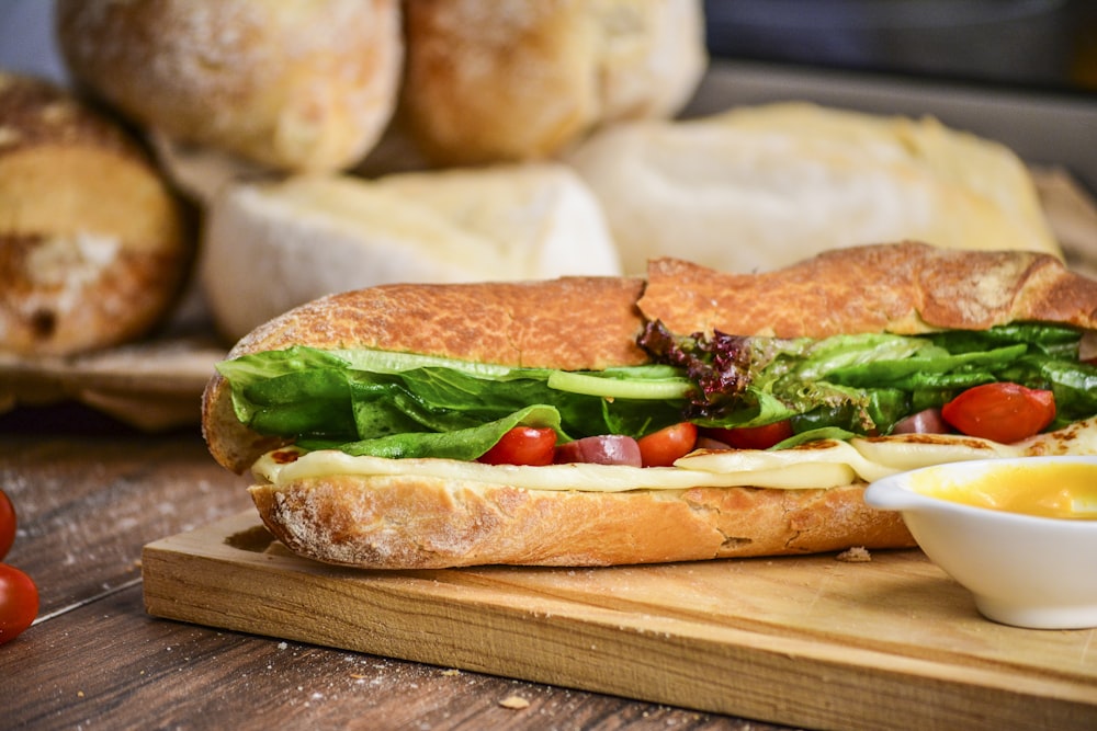 pão assado com legumes na tábua de cortar marrom