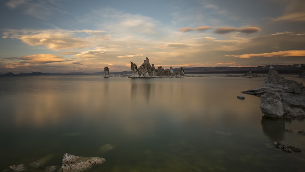 Formación rocosa gris bajo el cielo blanco y azul durante la fotografía diurna