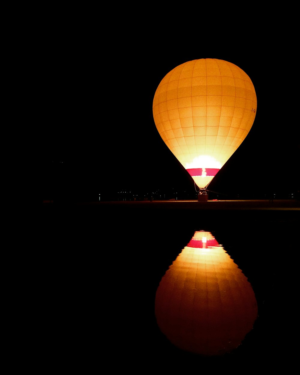 Fotografie eines braun-weißen Heißluftballons bei Nacht