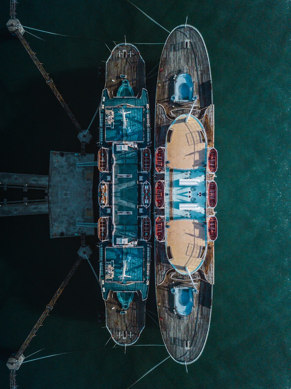Due pontili marroni e blu per barche nella fotografia aerea