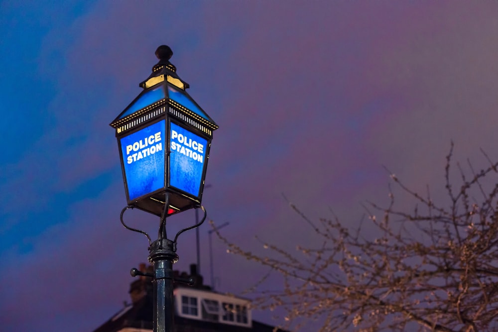 un lampione con una luce blu sopra di esso