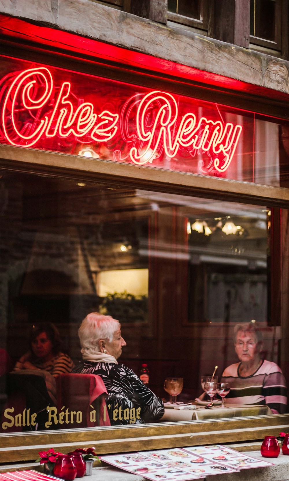 encendió la señalización de neón de Chez Remy durante el día