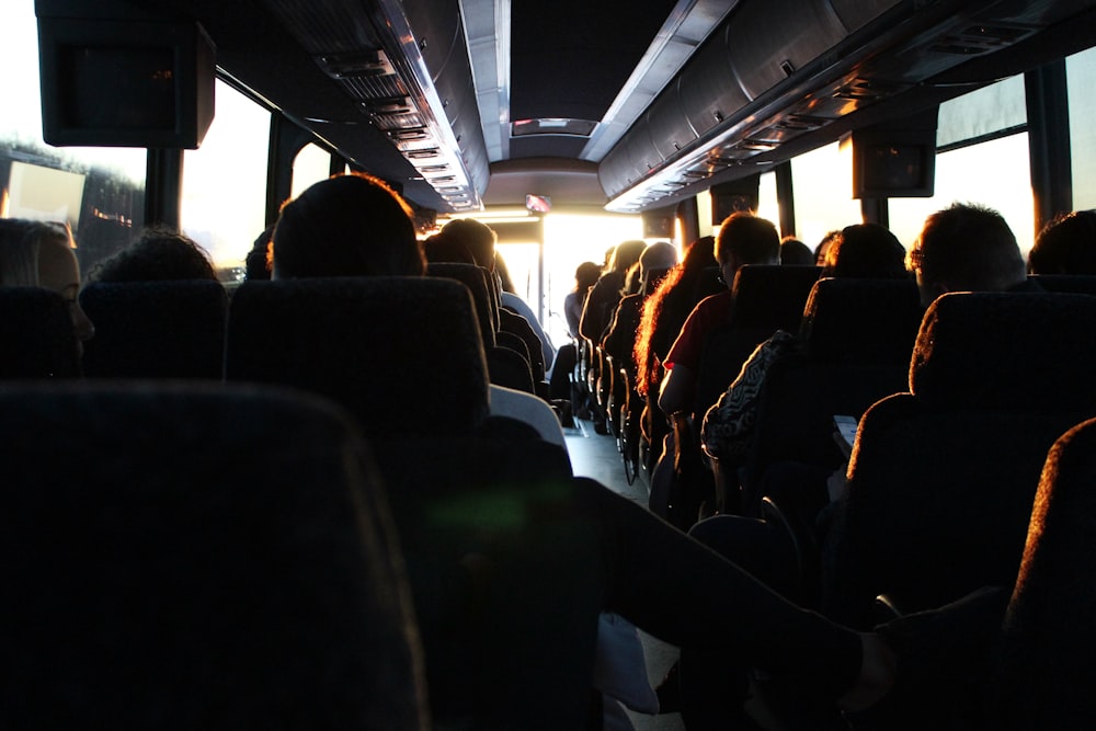 Personas que viajan en autobús de pasajeros durante el día