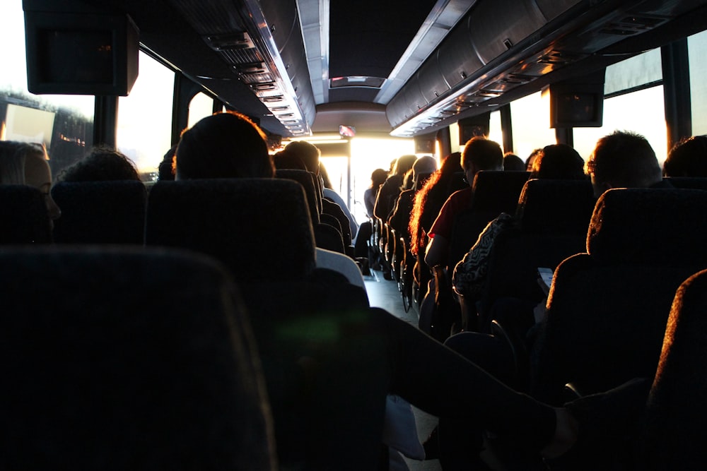 pessoas andando de ônibus de passageiros durante o dia