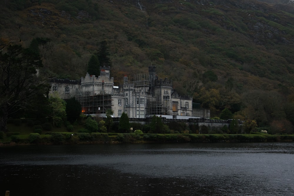 Château gris près du plan d’eau