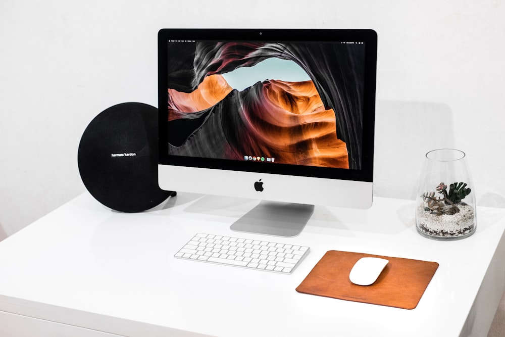 iMac prateado com Apple Magic Keyboard e Magic Mouse