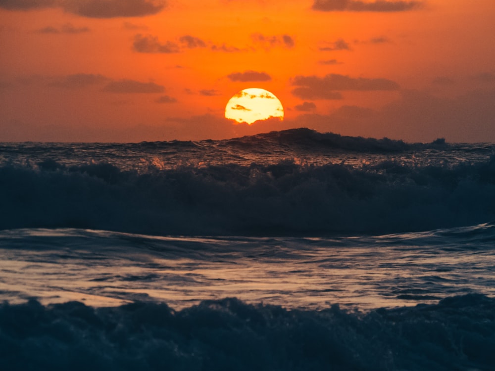 Ondas do mar durante a pintura do nascer do sol